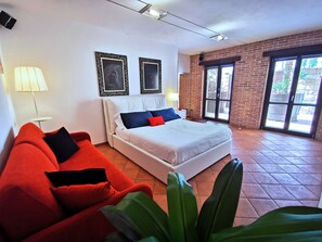 5 chambres, coffres-forts dans les chambres, bureau