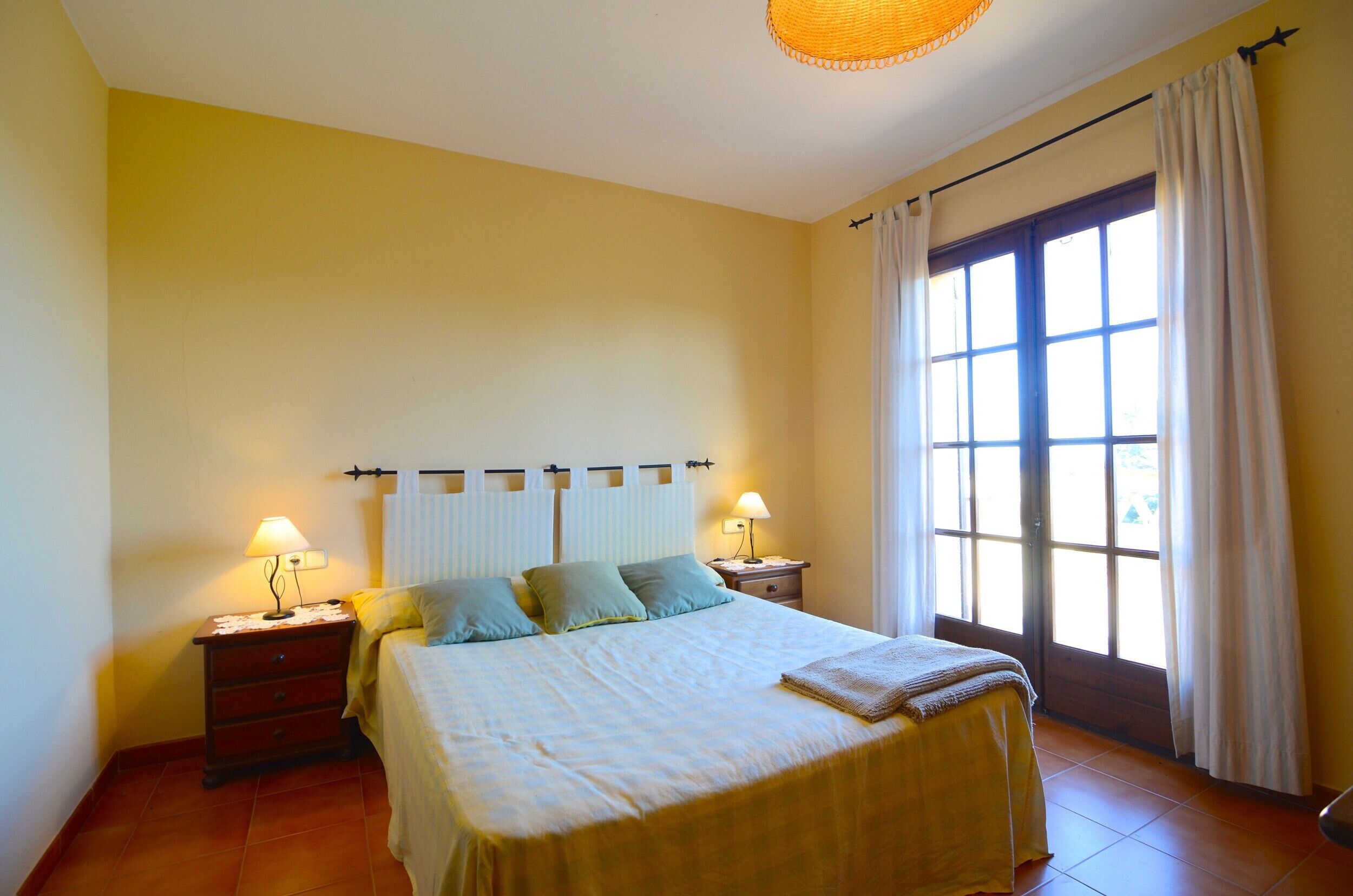2 bedrooms, iron/ironing board, bed sheets