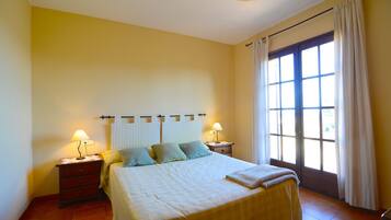 2 bedrooms, iron/ironing board, bed sheets