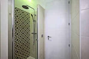 Regadera, amenidades de baño gratuitas, secadora de cabello, toallas