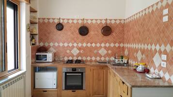 Frigorifero, microonde, forno, piano cottura