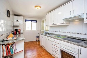 Réfrigérateur, micro-ondes, plaque de cuisson, lave-vaisselle