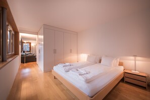 4 habitaciones y tabla de planchar con plancha 