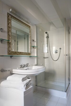 Baignoire et douche séparées, sèche-cheveux