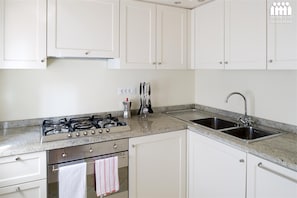 Kühlschrank, Mikrowelle, Ofen, Geschirrspüler