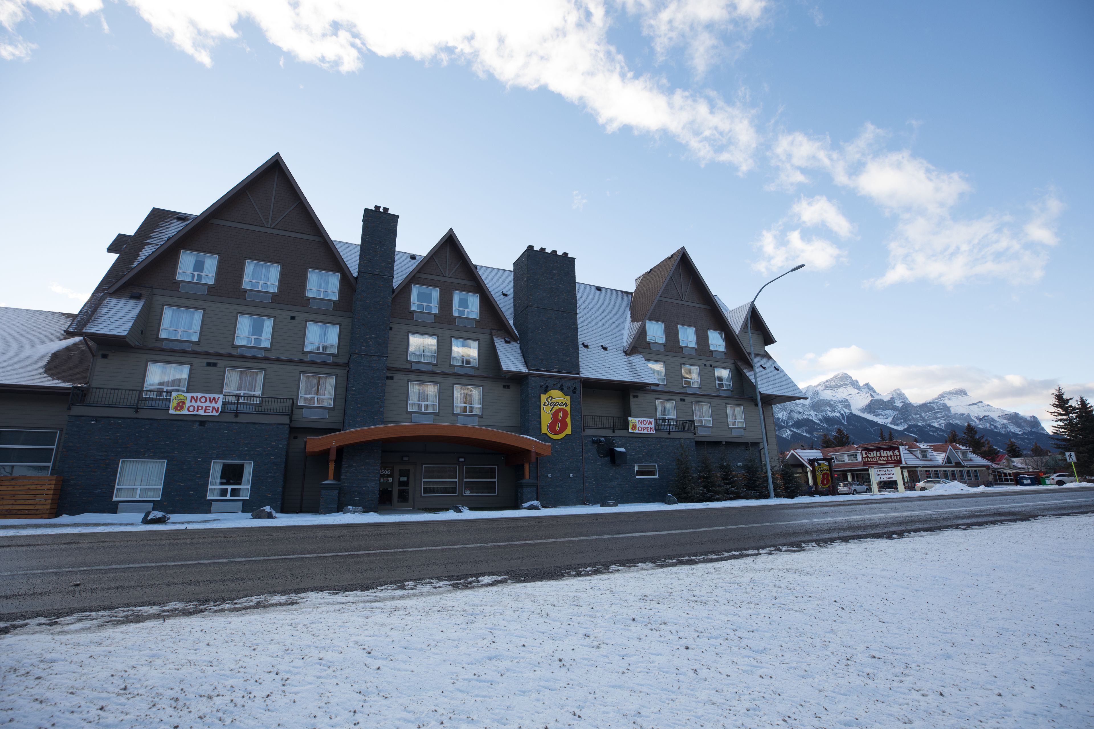 Un grand immeuble à étages, sur lequel on peut voir une enseigne bien visible indiquant la présence d’un restaurant.