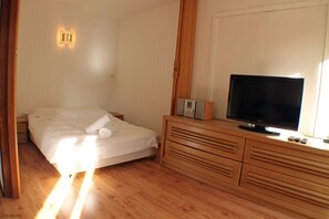 1 chambre, fer et planche à repasser, accès à Internet, literie fournie