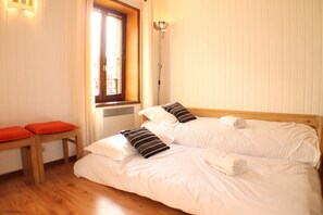 1 chambre, fer et planche à repasser, accès à Internet, literie fournie