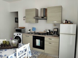 Cafetière-théière, réfrigérateur, four à micro-ondes, un four