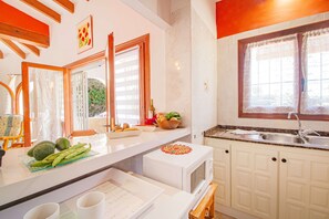 Køleskab, mikrobølgeovn, ovn, kaffe-/temaskine