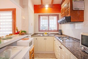 Køleskab, mikrobølgeovn, ovn, kaffe-/temaskine