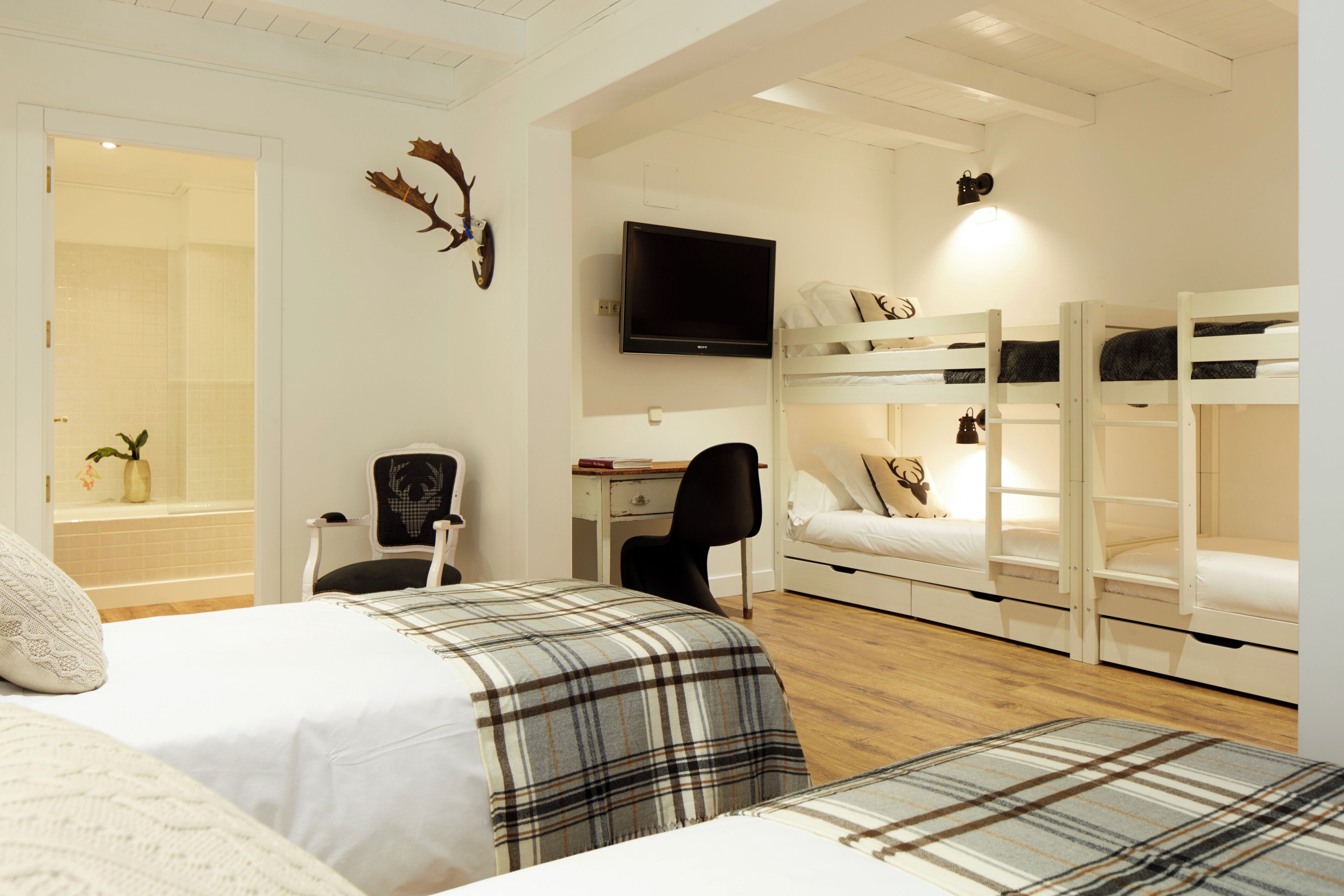 3 chambres, fer et planche à repasser, Wi-Fi gratuit, draps fournis