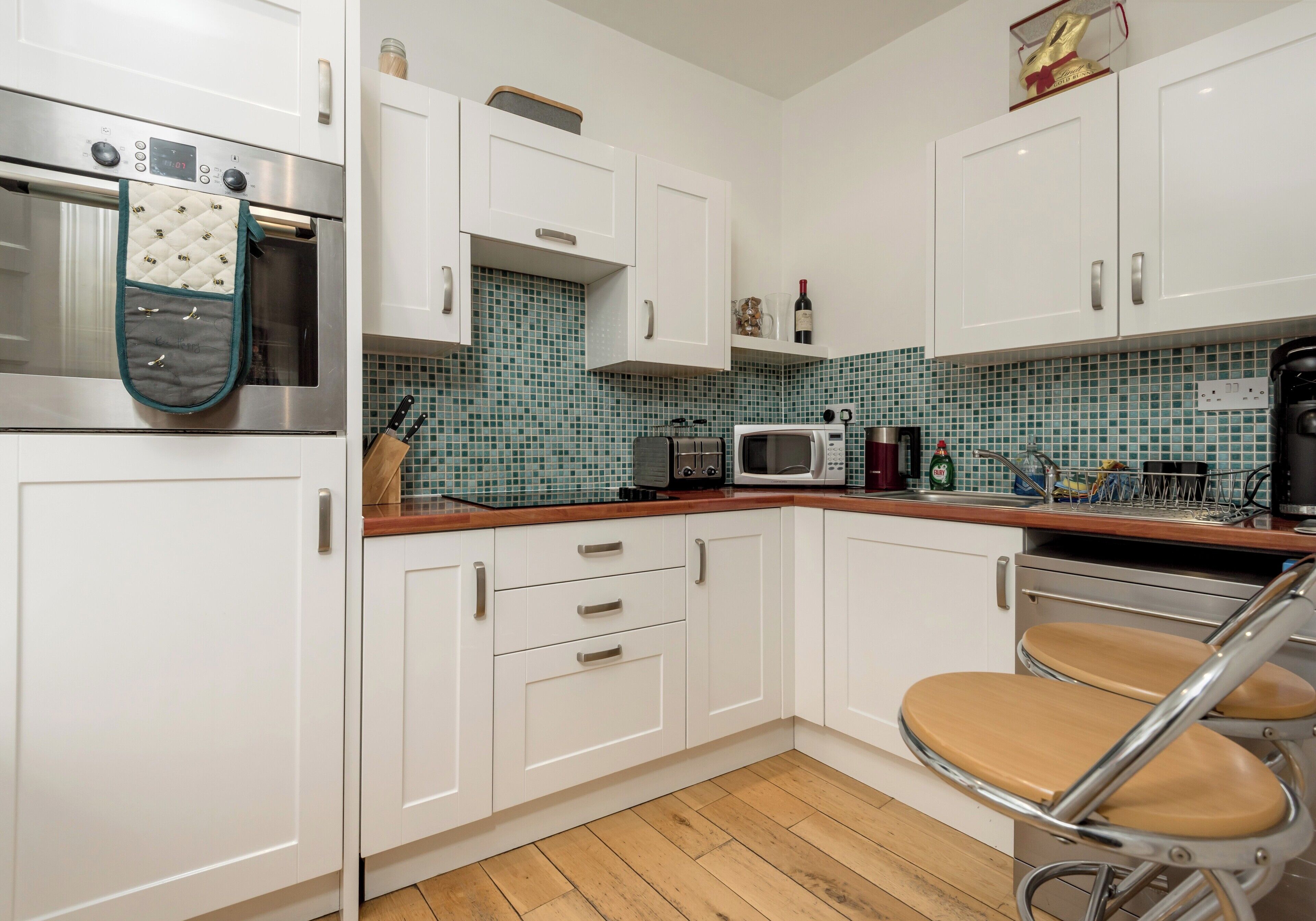 Fridge, microwave, oven, coffee/tea maker