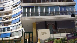 Monikerroksinen hotelli, jossa on parvekkeet, kyltti, jossa lukee ”Edificio Coblanca Tres”, ja kyltti, joka ilmoittaa, että siellä on tarjolla buffet.