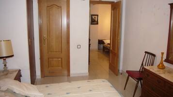 1 dormitorio, caja fuerte, tabla de planchar con plancha y wifi