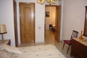 1 quarto, cofres nos quartos, ferros/tábuas de passar roupa