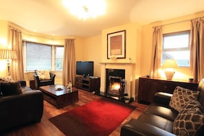 TV, fireplace, DVD player - Sleeps 8 guests in 4 bedrooms (Kenmare)