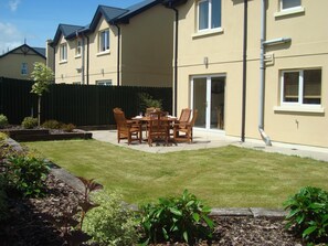 Outdoor dining - Sleeps 8 guests in 4 bedrooms (Kenmare)
