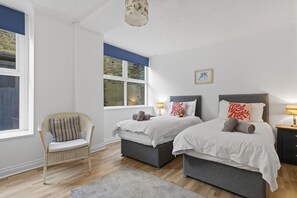 3 bedrooms, iron/ironing board, travel crib, free WiFi - 3 Bed in Woolacombe (oc-1devo) (Woolacombe)