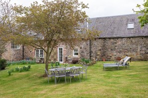 Outdoor dining - THE WHEEL HOUSE - a pretty cottage close to Kelso, ideal for sightseeing (Kelso)