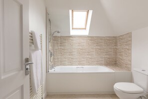 Ensemble douche/baignoire, sèche-cheveux, serviettes fournies