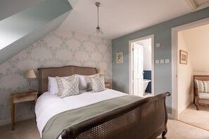 2 bedrooms, travel cot, Internet, bed sheets - THE WHEEL HOUSE - a pretty cottage close to Kelso, ideal for sightseeing (Kelso)