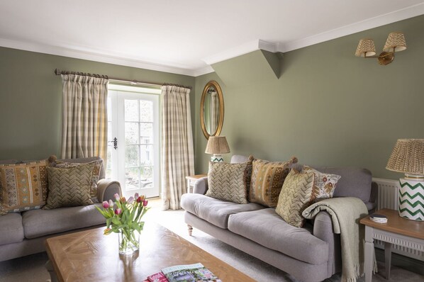 TV, DVD player, table football, ping pong - THE WHEEL HOUSE - a pretty cottage close to Kelso, ideal for sightseeing (Kelso)