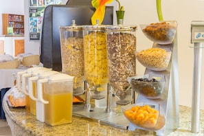 Se ofrece un desayuno bufé todos los días (por un coste adicional)