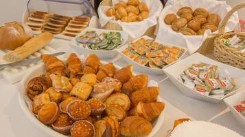 Sarapan prasmanan setiap hari (EUR 13 per orang)