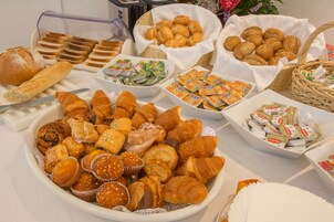 Se ofrece un desayuno bufé todos los días (por un coste adicional)
