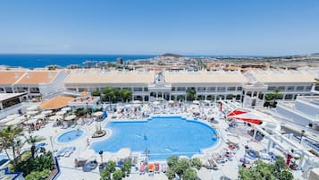 2 piscinas al aire libre, sombrillas, tumbonas
