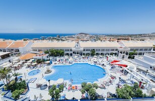 2 piscinas al aire libre, sombrillas, tumbonas