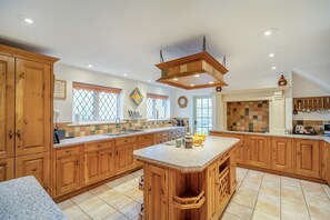 Mikrowelle, Ofen, Geschirrspüler, Toaster