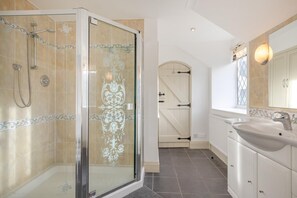 Une salle de bain moderne avec une douche à parois de verre, un meuble-lavabo et un grand miroir.