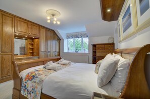 3 bedrooms, iron/ironing board, travel crib, free WiFi - 4 Bed in Braunton (oc-anchor) (Croyde)
