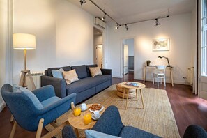A modern living room with a sofa, chairs, a coffee table, and a lamp. - Barcelona Balconies 2 - Habitat Apartments (Barcelona)