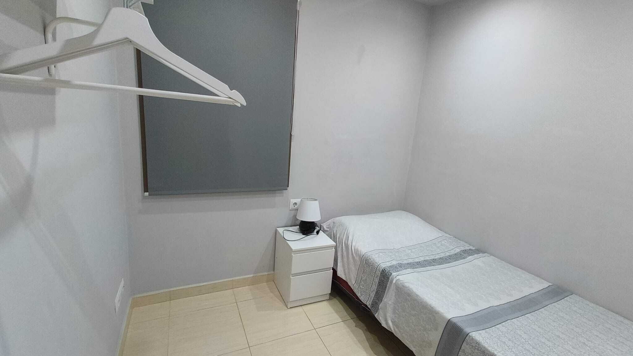 3 habitaciones, tabla de planchar con plancha, internet y ropa de cama 