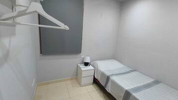 3 habitaciones, tabla de planchar con plancha, internet y ropa de cama