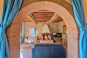 TV, fireplace