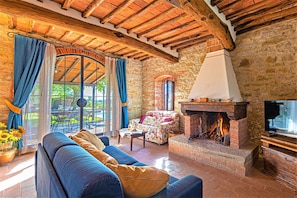 TV, fireplace - Chianti View at Marioli (Bucine)