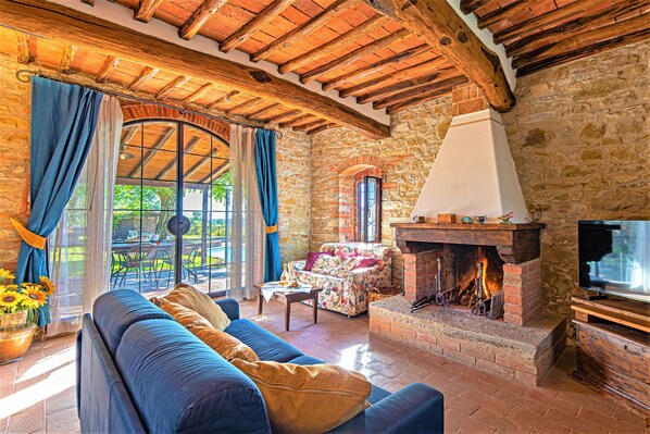 TV, fireplace - Chianti View at Marioli (Bucine)