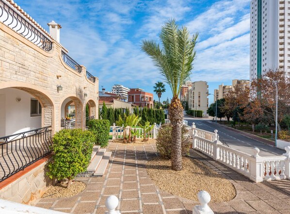 Property grounds - Villa Caleta - PlusHolidays (Calpe)