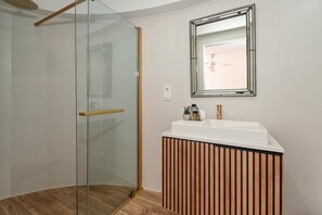 Combined shower/tub, hair dryer, towels - Villa Hermosa - Javea, Costa Blanca (Javea)