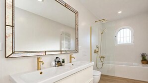 Ensemble douche/baignoire, sèche-cheveux, serviettes fournies