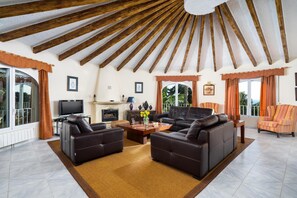 Fernseher, Kamin, DVD-Player