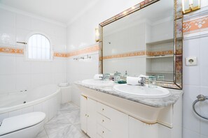 Kombinert dusj/badekar, hårføner og håndklær