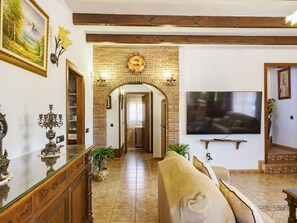 Una televisión, una chimenea