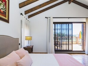 3 slaapkamers, een strijkplank/strijkijzer, gratis wifi, beddengoed