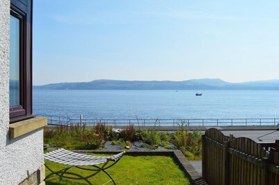 Clydeside Villa -A stunning villa in Dunoon overlooking the Firth of Clyde sleeps 10-Pet Friendly