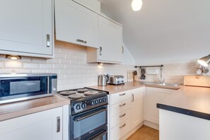 Mikrowelle, Ofen, Geschirrspüler, Toaster